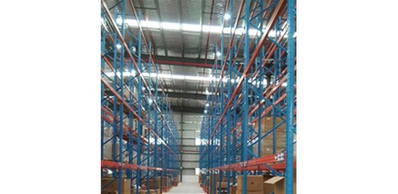 仓库的重型货架